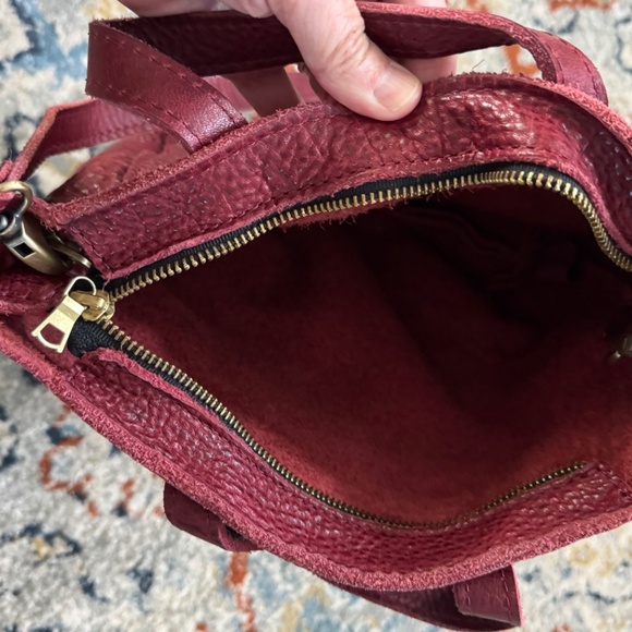 Portland Leather Crossbody Handbag - Picture 4 of 4